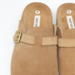 Zuecos Unisex Harper Color Camel - Imagen 3