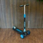 Scooter Tri-Rueda Bumblebee Color Negro con Azul - Imagen 2