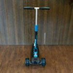 Scooter Tri-Rueda Bumblebee Color Negro con Azul - Imagen 4
