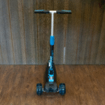 Scooter Tri-Rueda Bumblebee Color Negro con Azul - Imagen 4