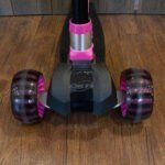 Scooter Tri-Rueda Bumblebee Color Negro con Fucsia - Imagen 3