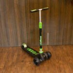 Scooter Tri-Rueda Bumblebee Color Negro con Verde - Imagen 2