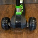 Scooter Tri-Rueda Bumblebee Color Negro con Verde - Imagen 3