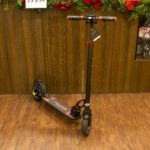 Scooter Tipo Modelo Color Negro con Rojo - Imagen 2