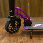 Scooter Tipo Modelo Color Negro con Morado - Imagen 5